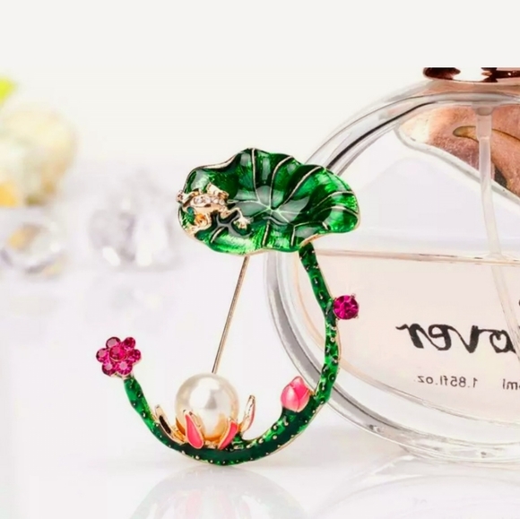 Gold plated pink and white crystal pearl Lily pad frog necklace/brooch - Picture 12 of 15